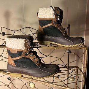 So cool Tommy Hilfiger waterproof boots size 10. Great condition